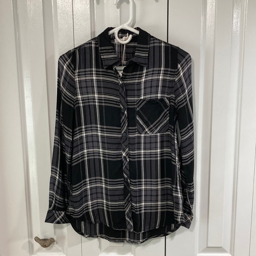 NWOT black and white long sleeve button up Beachlunchlounge shirt. Size XS.